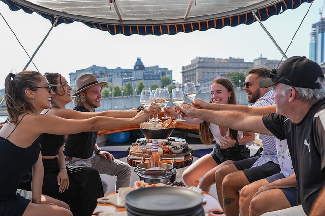 Montreal: Guided Electric Boat Cruise With Onboard Drinks - Key Points