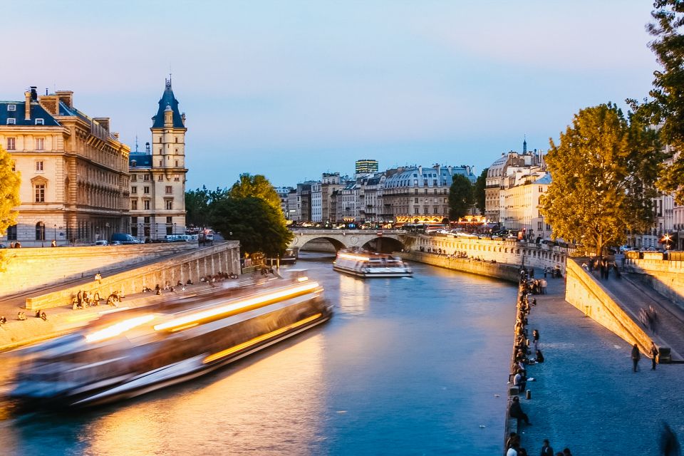 Paris: Night River Cruise On The Seine With Waffle Tasting - Key Points