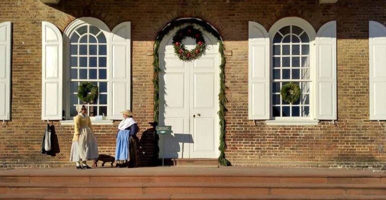 Colonial Williamsburg: Christmas Walking Tour Explore Festively Decorated Streets