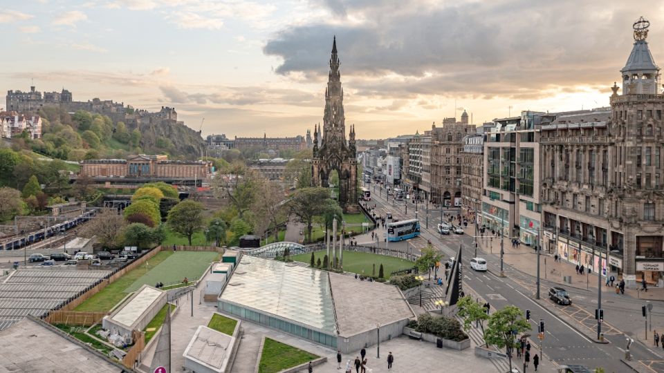 Edinburgh: New Town Self Guided Walk With Treasure Hunt - Overview of Edinburgh New Town