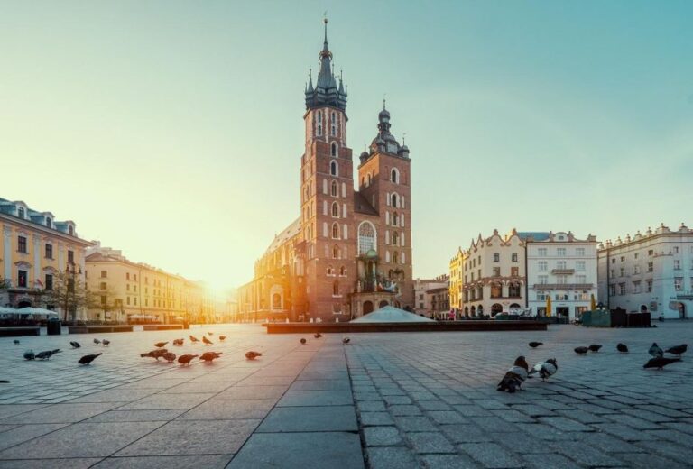 Krakow: Old Town Short Walk With St. Marys Basilica Visit Tour Overview