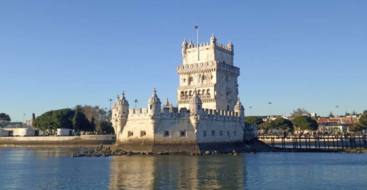 Lisbon: Private Sunset Sailboat Tour With Welcome Drink - Tour Overview