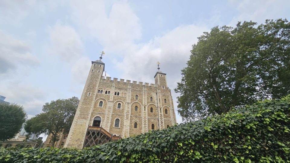 London: Tower of London and Crown Jewels Easy Access Tour - Tower of London Overview