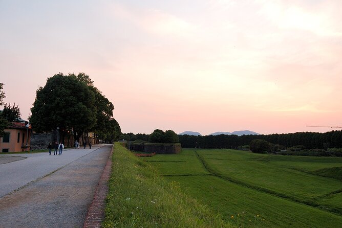 Lucca: Self Guided Tour By Bike With Map Overview Of The Tour