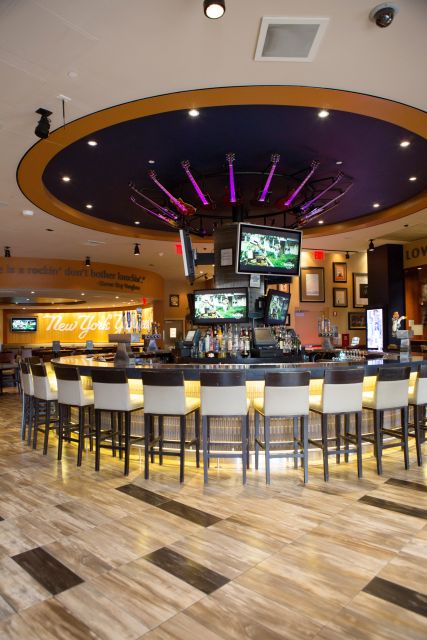 New York: Meal at Hard Rock Cafe Yankee Stadium - Atmosphere and Amenities