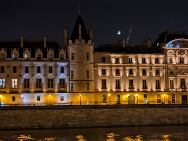 Paris : Game Of French Thrones (walking Tour) Unraveling The Pont Des Arts