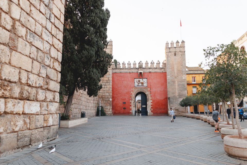 Seville: Guided Walking Tour With Alcazar & Cathedral Access - Itinerary Highlights