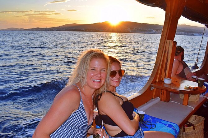 Sunset Tour Mallorca: Sunset Boat Trip With Music & Good Atmosphere - Overview of the Sunset Tour