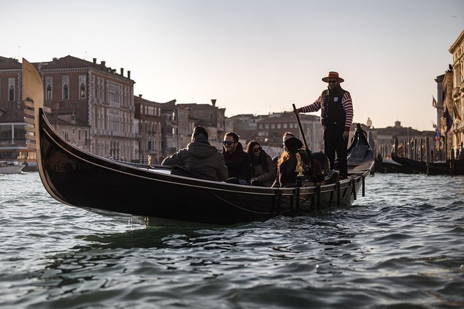 Charming Gondola Ride on the Grand Canal & Gondola Yard Gallery - Accessibility and Health Considerations