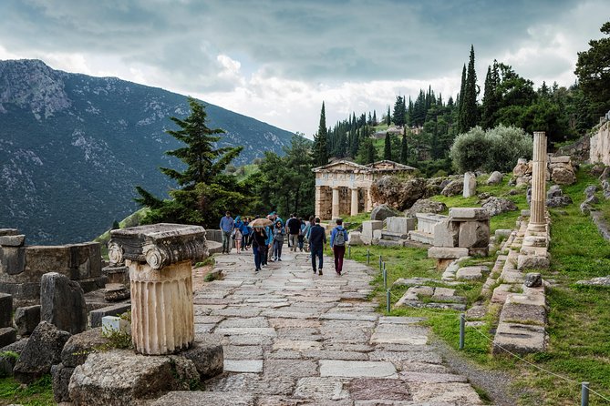 Delphi English Day Trip From Athens With Tickets - Discovering the Delphi Archaeological Museum