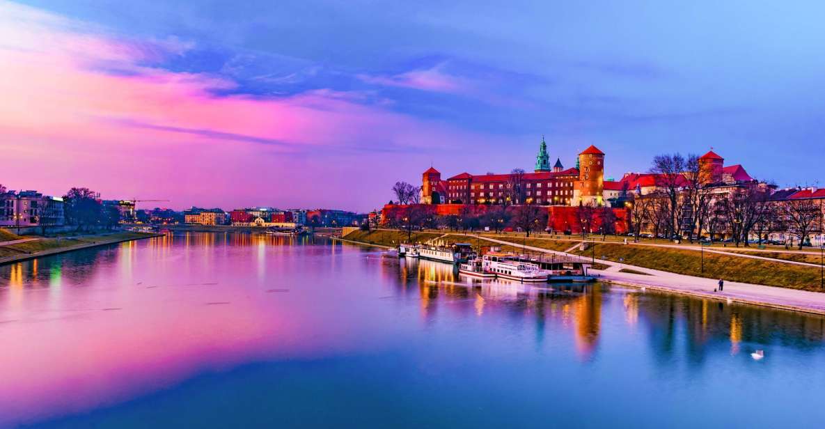 Krakow: Romantic Evening Vistula Cruise With a Glass of Wine - Experience Highlights