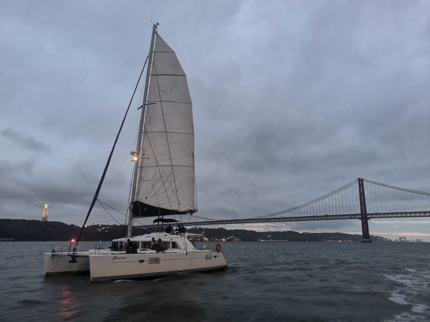 Lisbon: New Years Eve Tagus River Cruise With Open Bar - Monuments Illuminated After Dark