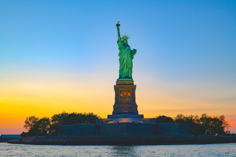 Manhattan: Private Luxury Sailing Tour to Statue of Liberty - Up-Close Statue of Liberty