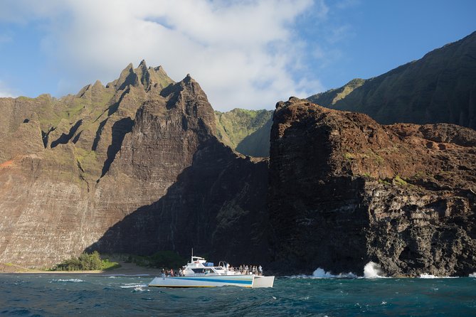 Na Pali Sunset & Sightsee Boat Tour - Included Amenities