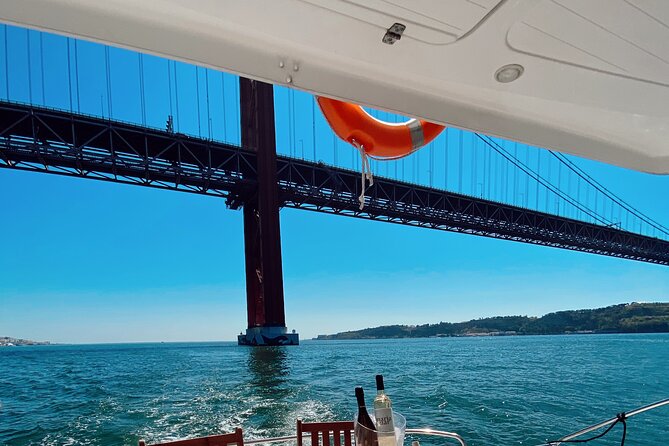 Private Catamaran Tour Along the Tagus River 2H - Tour Inclusions