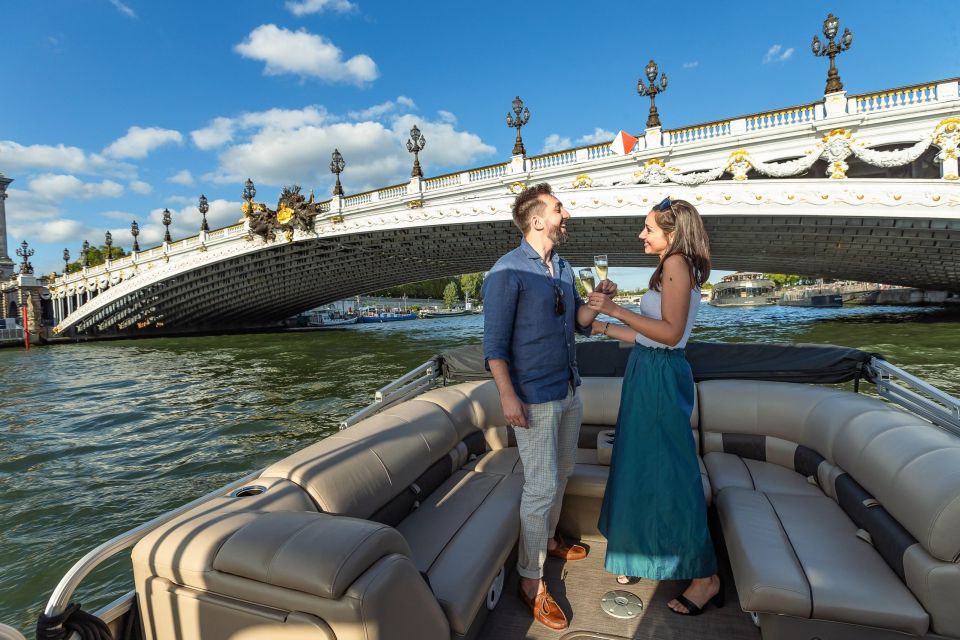 Romantic Photo Shooting on a Private Boat in Paris - Duration and Capacity