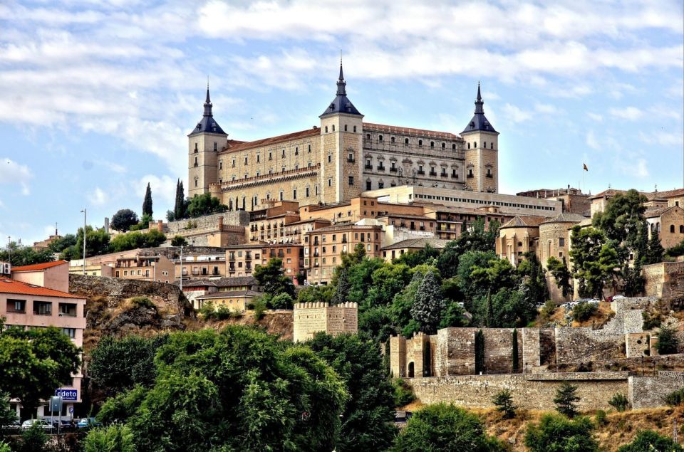 Toledo: Private Walking Tour With Toledo Cathedral Entry - Itinerary Highlights