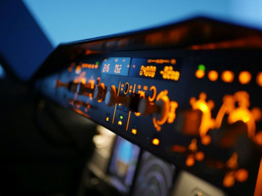 Frankfurt-Egelsbach: 1-Hour Airbus A320 Flight Simulator - Cockpit Exploration