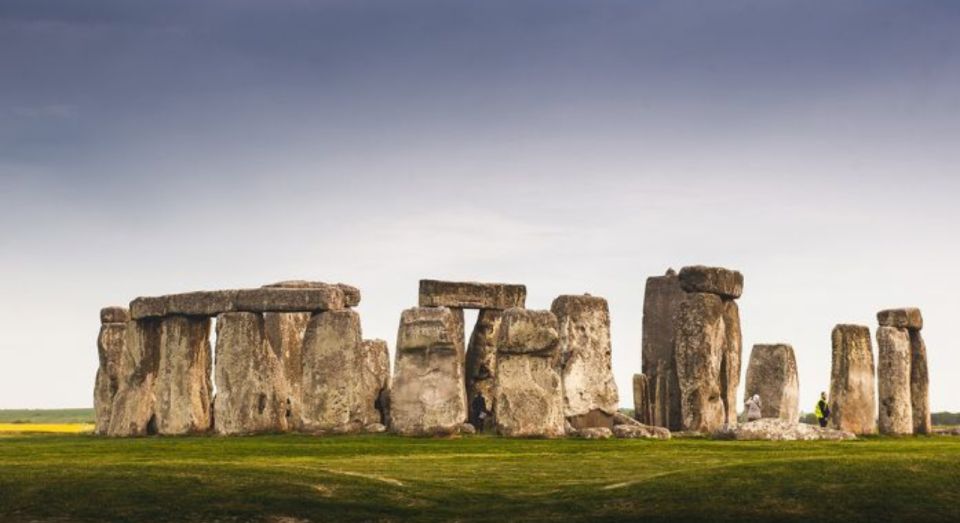 From Bristol: Stonehenge and Cotswold Villages Day Tour - Exploring Avebury