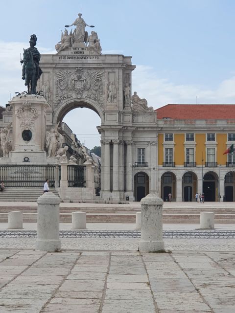 Lisbon: Alfama Old Town Tour Tuk Tuk - Key Attractions in Alfama