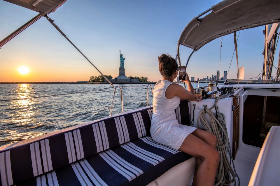 Manhattan: Private Luxury Sailing Tour to Statue of Liberty - Panoramic City Skyline Views