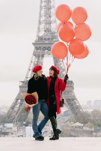 Paris: Photoshoot With a Professional Photographer - Personalized Shoot by Eiffel Tower