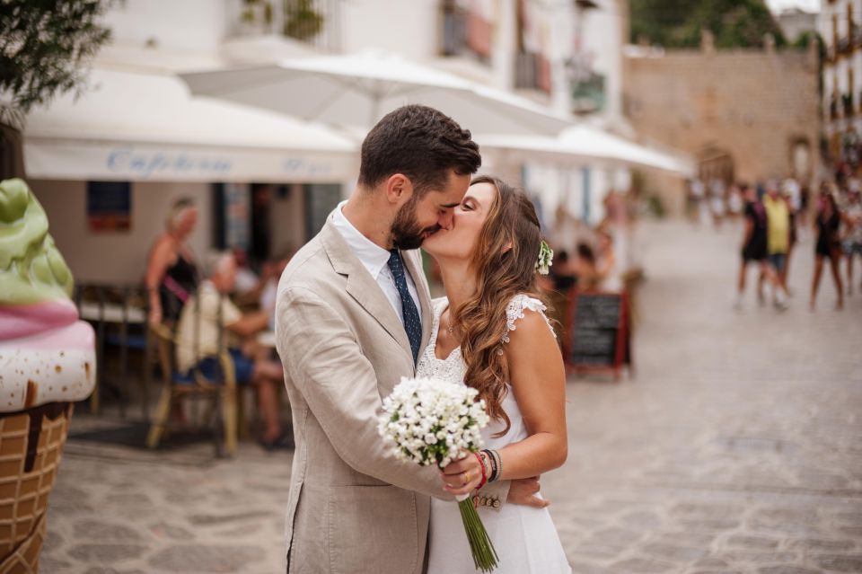 Photoshoot Experience at Dalt Vila Castle- Old Town Magic - Meeting and Accessibility