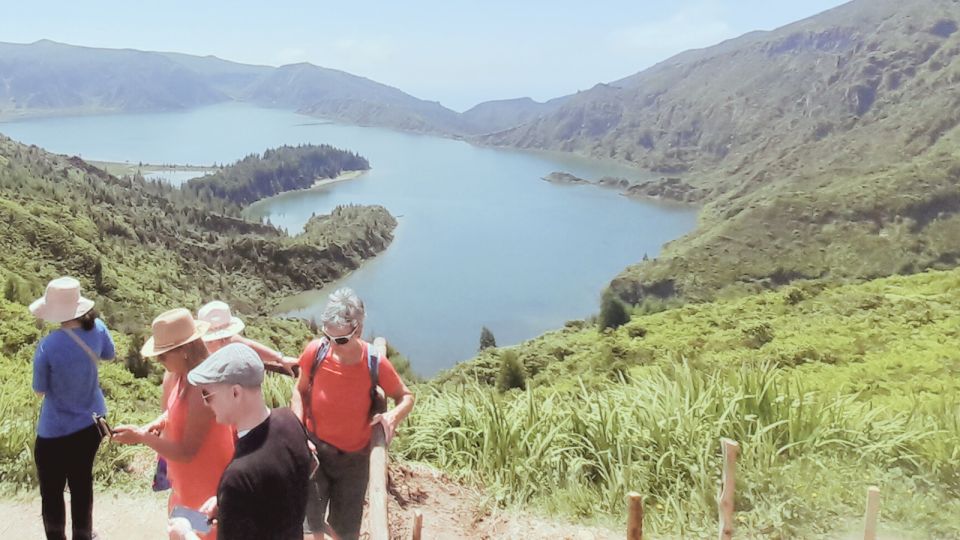 Ponta Delgada: Sete Cidades & Lagoa Do Fogo Full-Day Tour - Sete Cidades Exploration