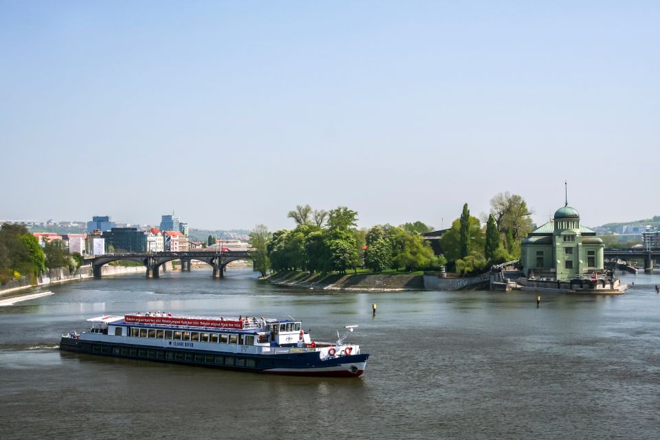 Prague: Panoramic Vltava River Cruise - Onboard Experience