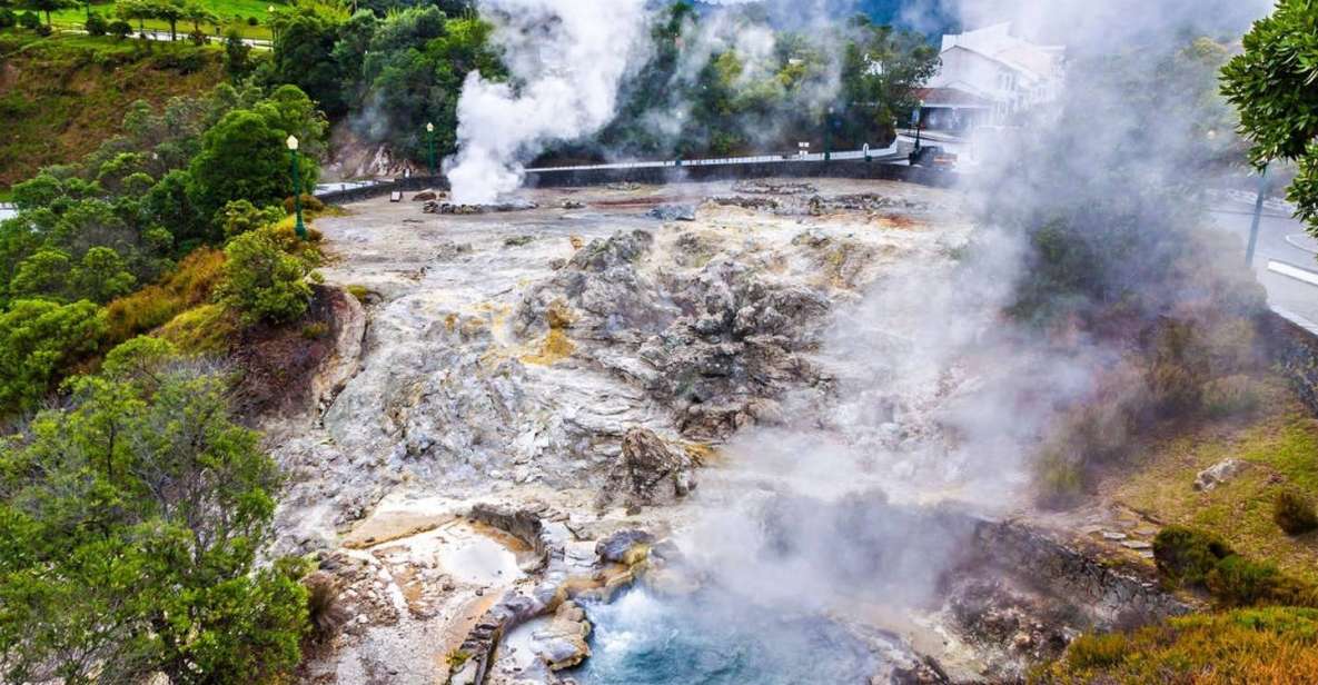 São Miguel: Furnas Volcano & Tea Plantation Tour & Lunch - Village of Lagoa