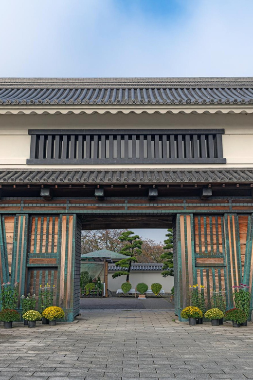 Tokyo: Chiyoda Imperial Palace Walking Tour - Group Size and Language