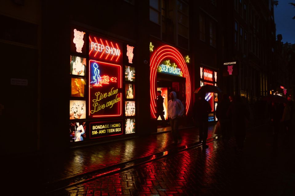 Amsterdam: Red Light District and Coffeeshop Culture Tour - Exploring the Red Light District