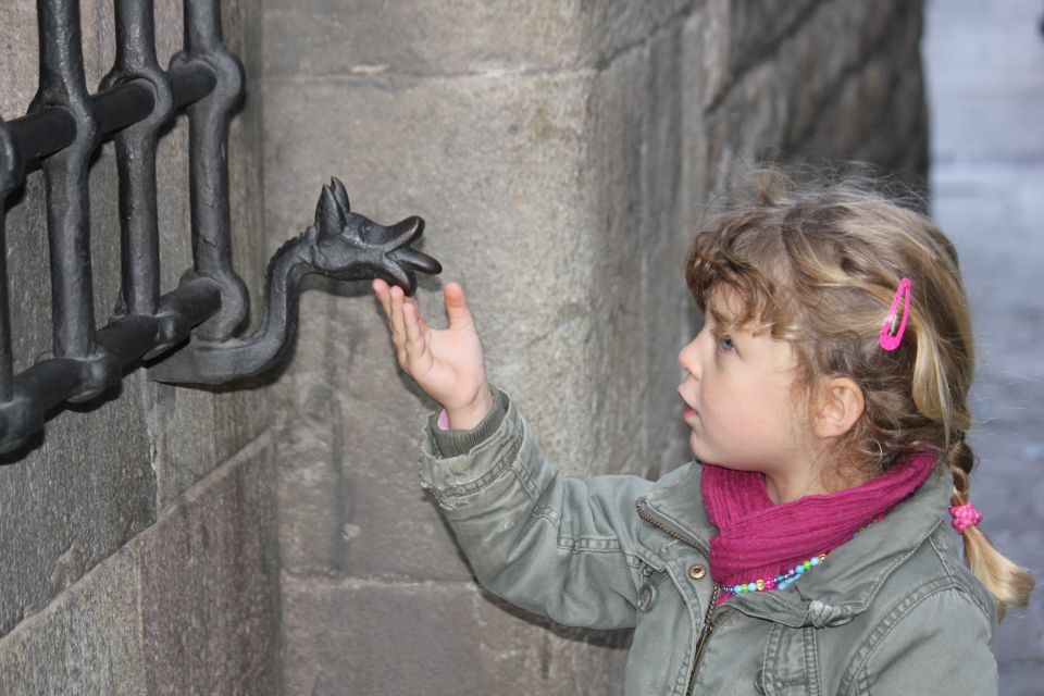 Barcelona: Barrio Gótico Dragon Tour for Families - Meeting Point and Booking