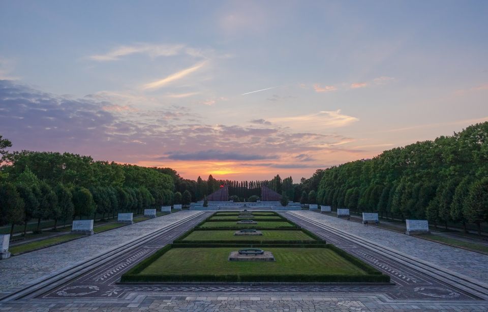 Battle of Berlin: Full Day Private Historic Black Van Tour - Reichstag Building and Hitlers Bunker