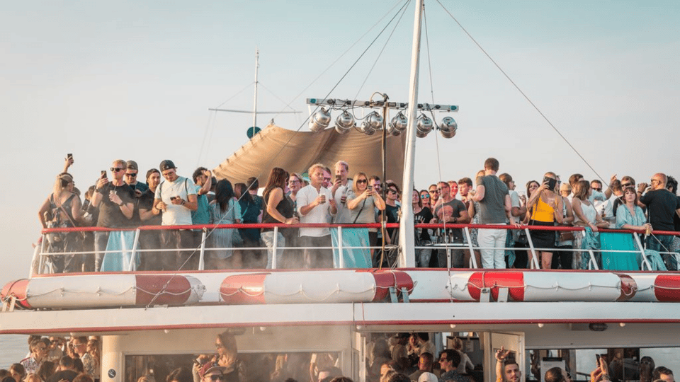 Bregenz: Houseboot - Sunset Rave Adventure