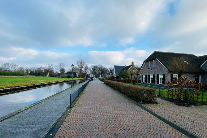 Day Tour Giethoorn, Afsluitdijk and Zaanse Schans With Boat Cruise - Picturesque Car-free Village