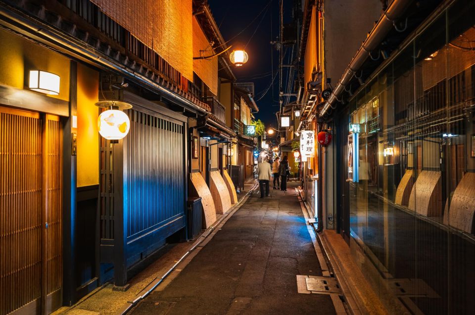 Kyoto : 3-Hour Bar Hopping Tour in Pontocho Alley at Night - Engaging With a Local Guide