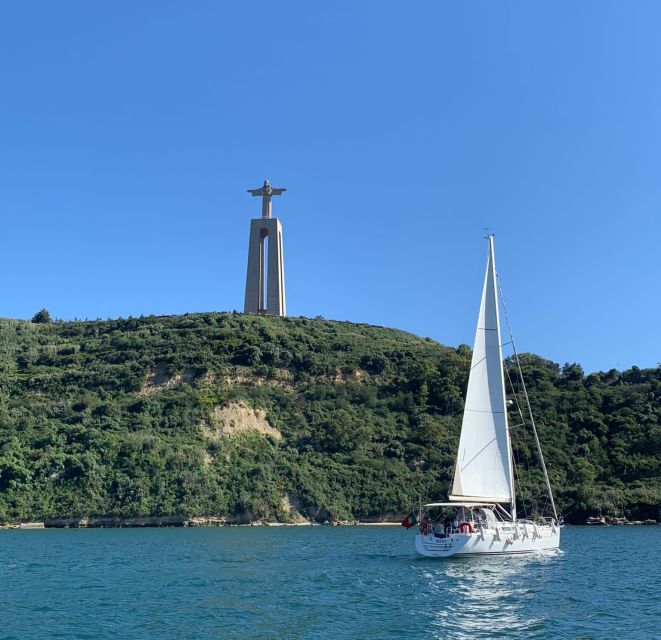 Lisbon: Private Sunset Sailboat Tour With Welcome Drink - Meeting Point