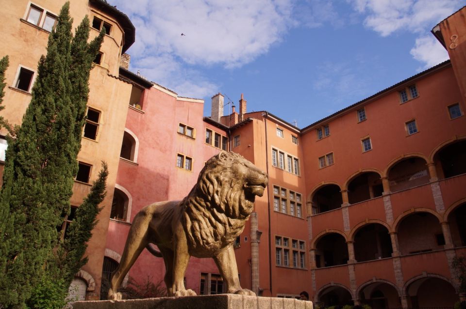 Lyon: Old District Private Guided Walking Tour - Discovering the Traboules