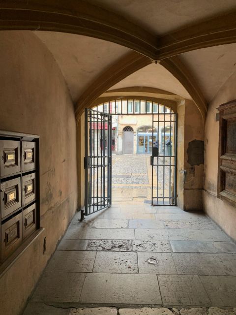 Lyon: Private Walking Tour of Lyons Traboules - Exploring the Passageways