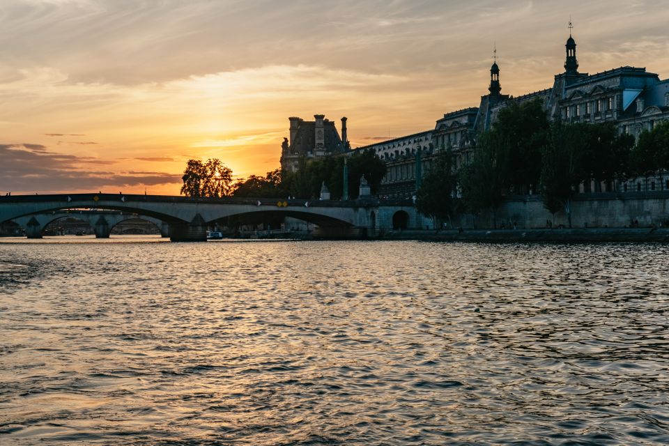 Paris : 3-Course Gourmet Dinner Cruise on Seine River - Starter, Main, and Dessert