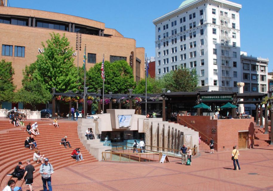 Portland: Downtown Scavenger Hunt & Self-Guided Walking Tour - Capturing the Portlandia Statue