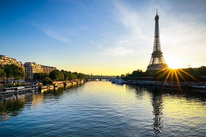 Seine River Early Gourmet Dinner Cruise With Wine by Bateaux Parisiens - Cruise Capacity and Accessibility