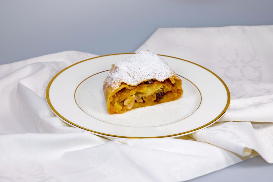 Vienna: Wiener Schnitzel and Strudel Cooking Class - Inclusions and Amenities