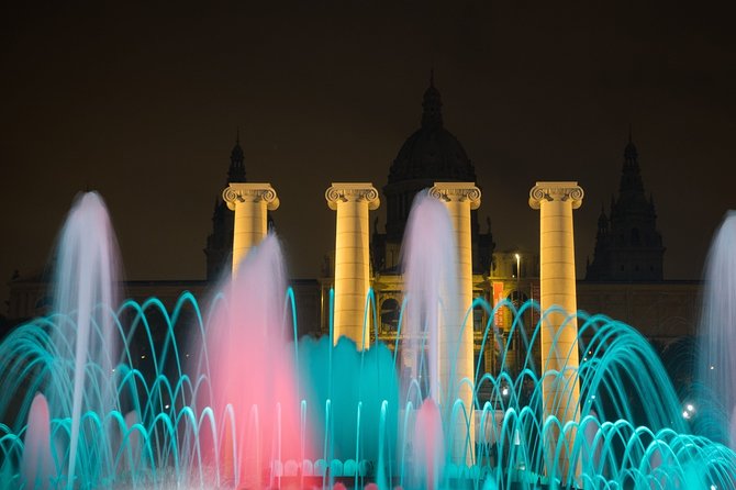 Barcelona Best Views: Old Town, Cable Car, Montjuic Castle & Magic Fountain Show - Riding the Montjuic Cable Car