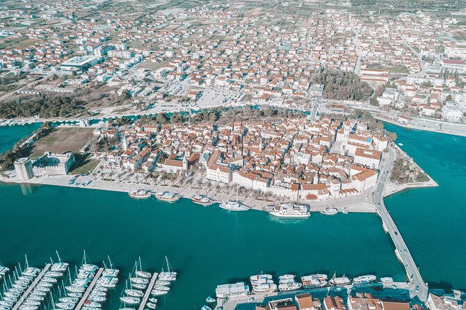 Discover Uncharted - Comfortable Boat and Stunning Locations - Discovering Vis Island