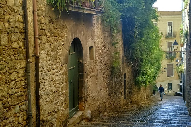 Girona Guided Tour With Cathedral, Arab Baths & St Feliu Basilica - Explore the Jewish Quarter