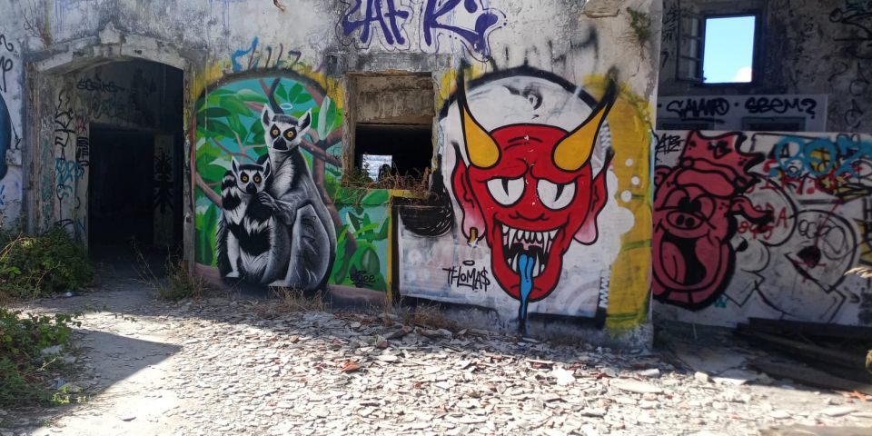 Lisbon: Private Tuk-Tuk Street Art Tour for 2,5 Hours - Included Drinks and Food