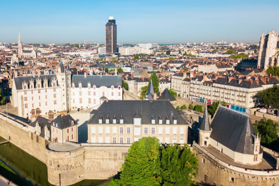 Nantes: City Exploration Game and Tour - Starting Location: Musée Darts