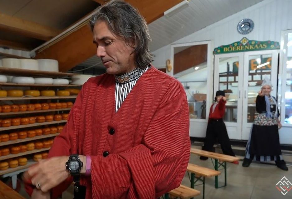 Picture in Volendam Costume With Cheese and Clog Tour - Tour Guide Languages